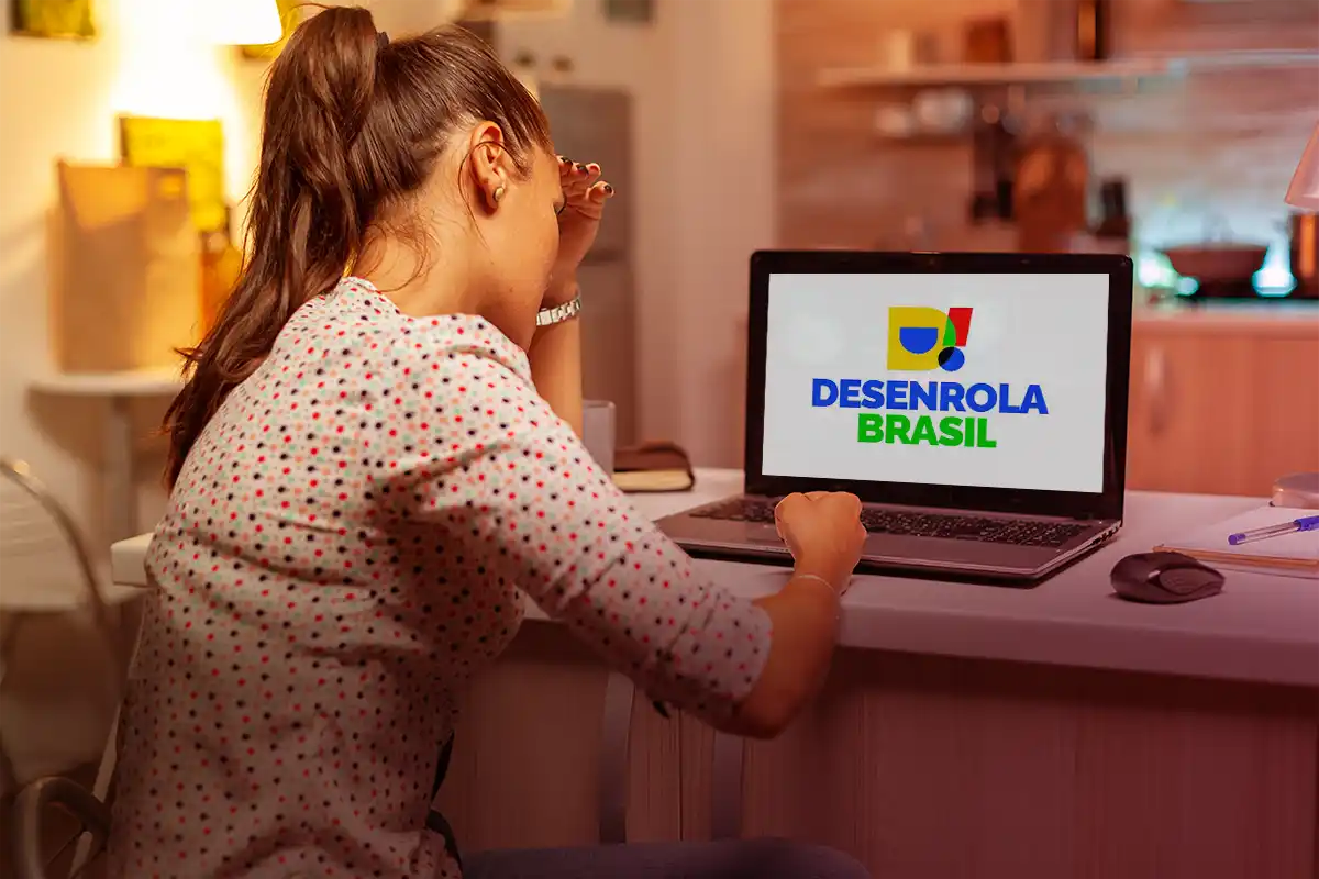 Mulher navegando no site do Desenrola Brasil - @Reprodução