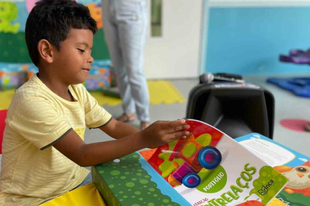 Coleção Entrelaços: Branquinha entrega material didático aos alunos da Educação Infantil