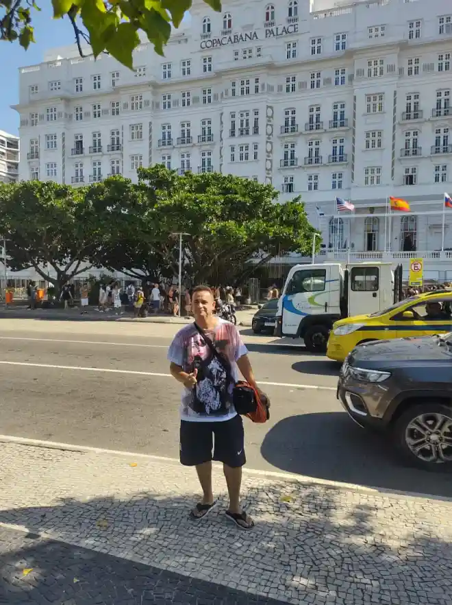 Ricardo Valério em frente ao Copa Cabana Palace - @Reprodução