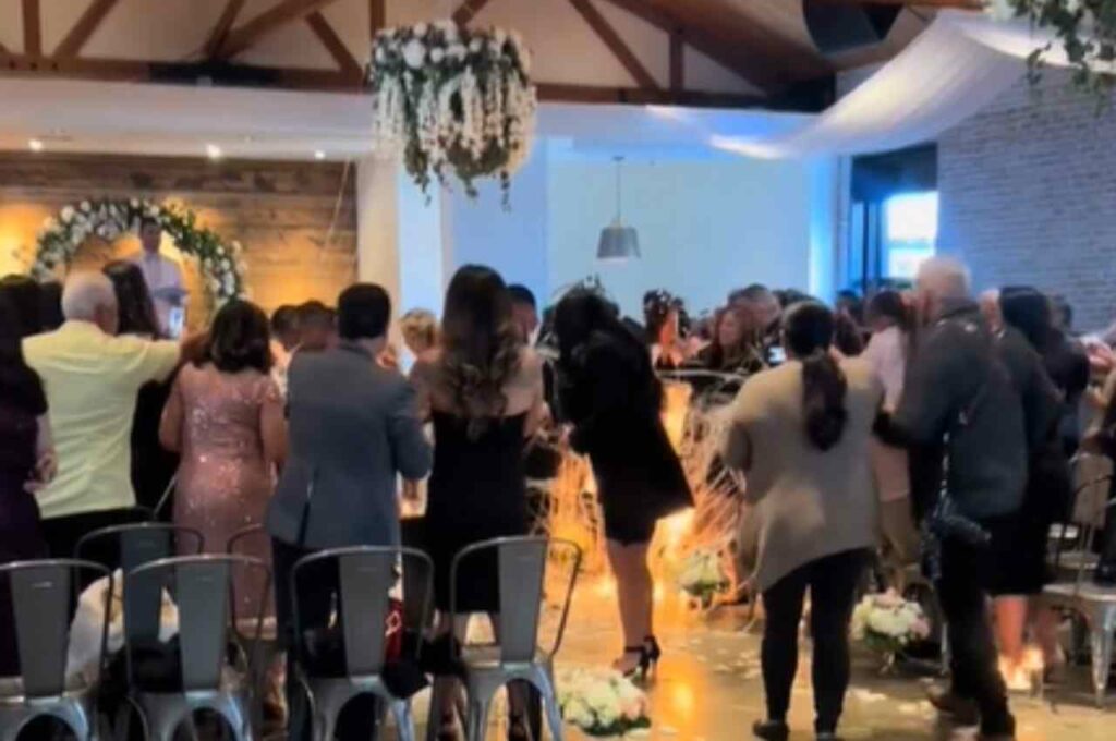 Vestido de noiva pega fogo após ela passar por corredor decorado com velas