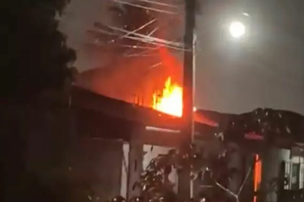 Jovem incendeia casa com a esposa e os dois filhos dentro após suspeitar de traição