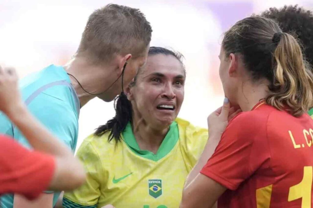 Técnico da seleção brasileira feminina deixa Marta no banco para final nas Olimpíadas