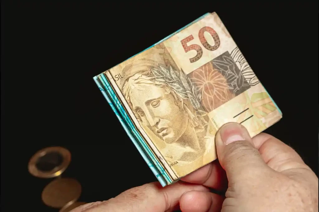 Homem aplica R$ 78 milhões recebidos por engano do banco, lucra e devolve o dinheiro