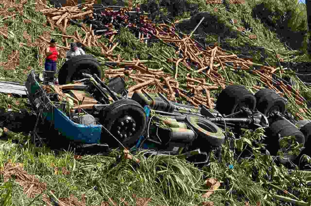 Capotamento de caminhão na ‘Curva da Melancia’ deixa motorista preso às ferragens