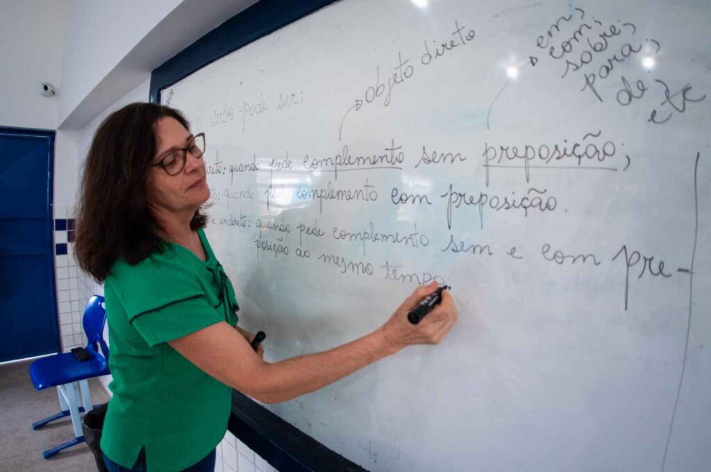 Senado aprova PEC que permite acúmulo de cargos por professores