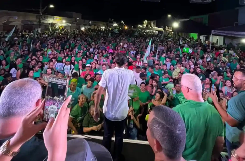 Multidão toma as ruas de Messias em apoio ao prefeito Marcos Silva