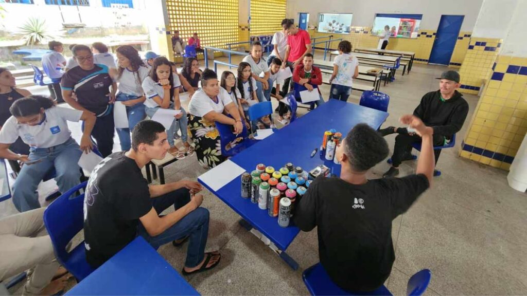 Estudantes transformam escola com projeto de revitalização artística