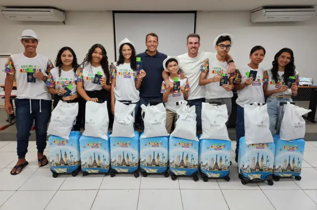 Imersão cultural em Londres: Alunos de Murici recebem fardamento e passaporte das mãos do prefeito