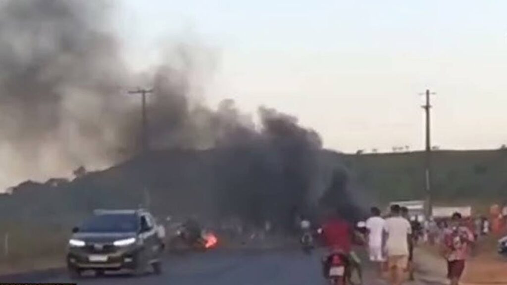 Moradores de Colônia Leopoldina protestam após morte de dois jovens durante perseguição policial