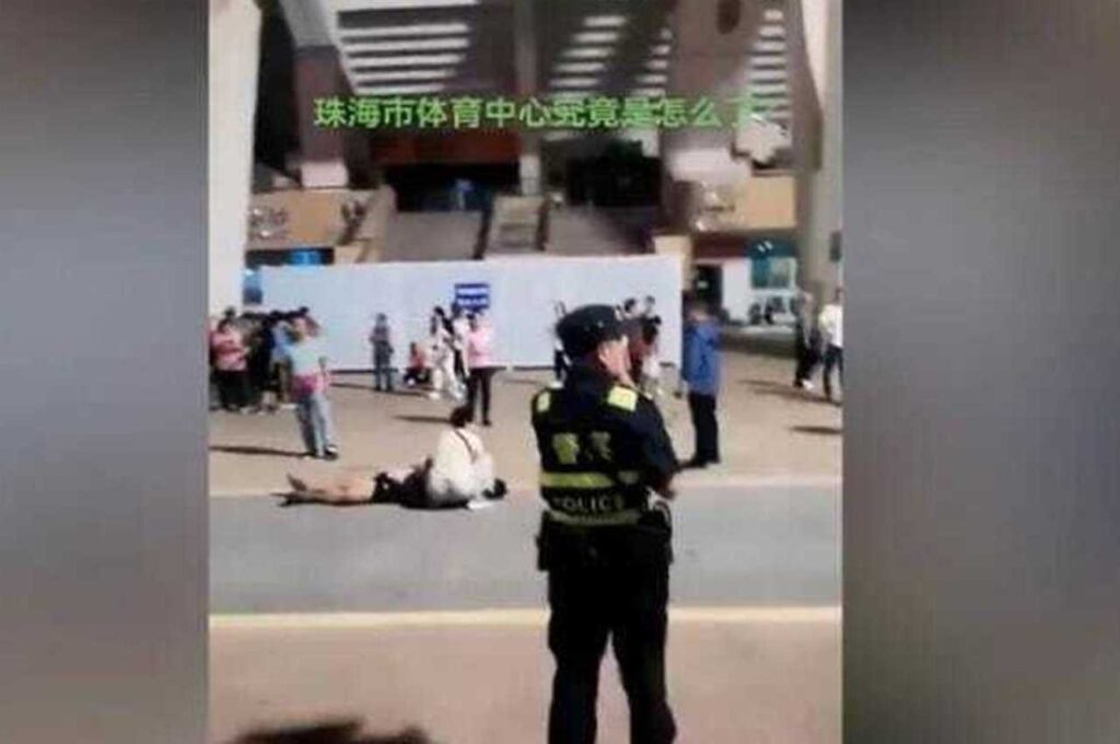 Homem invade centro esportivo com carro, mata 35 pessoas e deixa dezenas de feridos