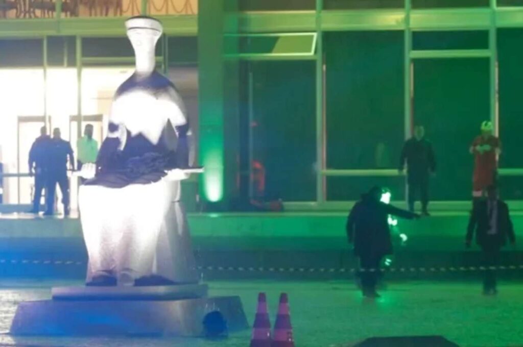 Homem detona explosivos e morre em ato planejado na Praça dos Três Poderes