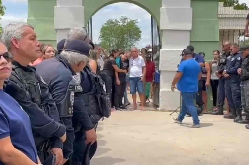 Mãe e filho vítimas de tragédia na Serra da Barriga são sepultados