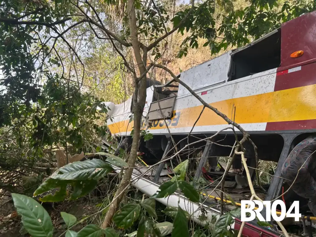 Últimos sepultamentos encerram despedida às vítimas do acidente na Serra da Barriga