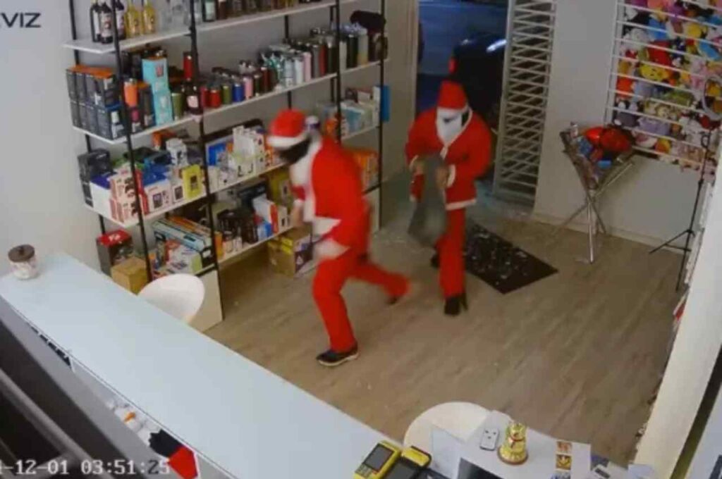 Criminosos fantasiados de Papai Noel furtam loja de eletrônicos