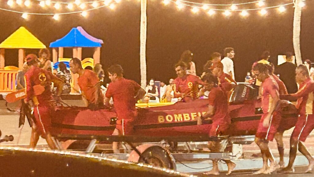 Embarcação com 20 pessoas vira na praia de Ponta Verde; Bombeiros realizam buscas