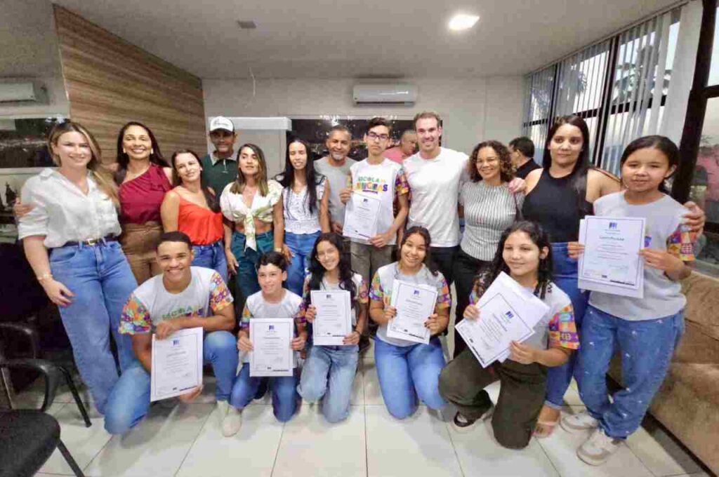 Olavo Neto entrega certificados para segunda turma da Escola de Línguas que fez imersão em Londres