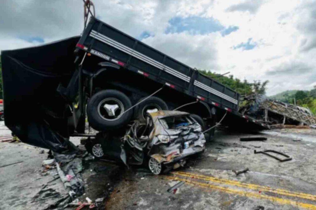 Número de mortos em acidente no interior de Minas Gerais sobe para 41