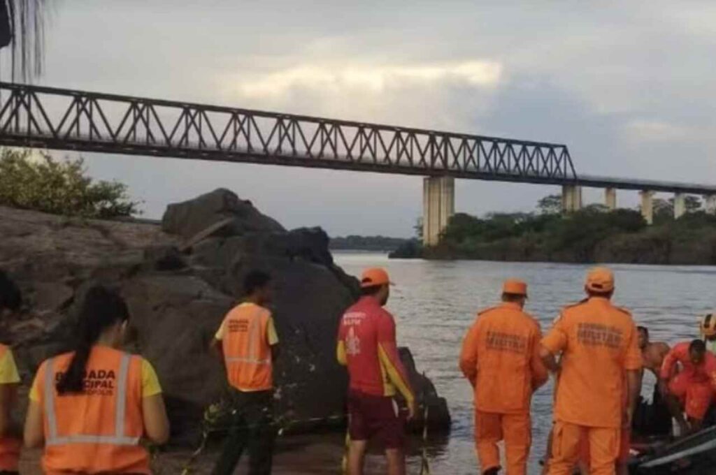 Número de mortos em desabamento de ponte sobe para 11; alagoano segue desaparecido