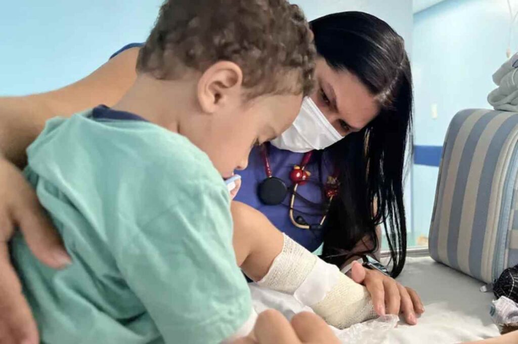 Criança sobrevivente de acidente na Serra da Barriga recebe alta do HGE