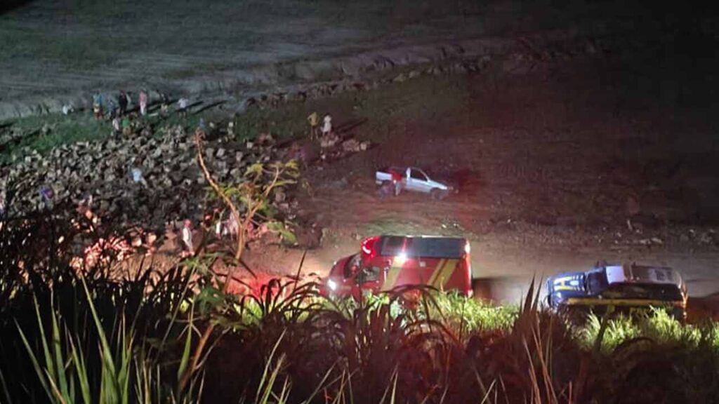 Caminhão capota na Curva da Melancia e deixa duas pessoas mortas em São José da Laje