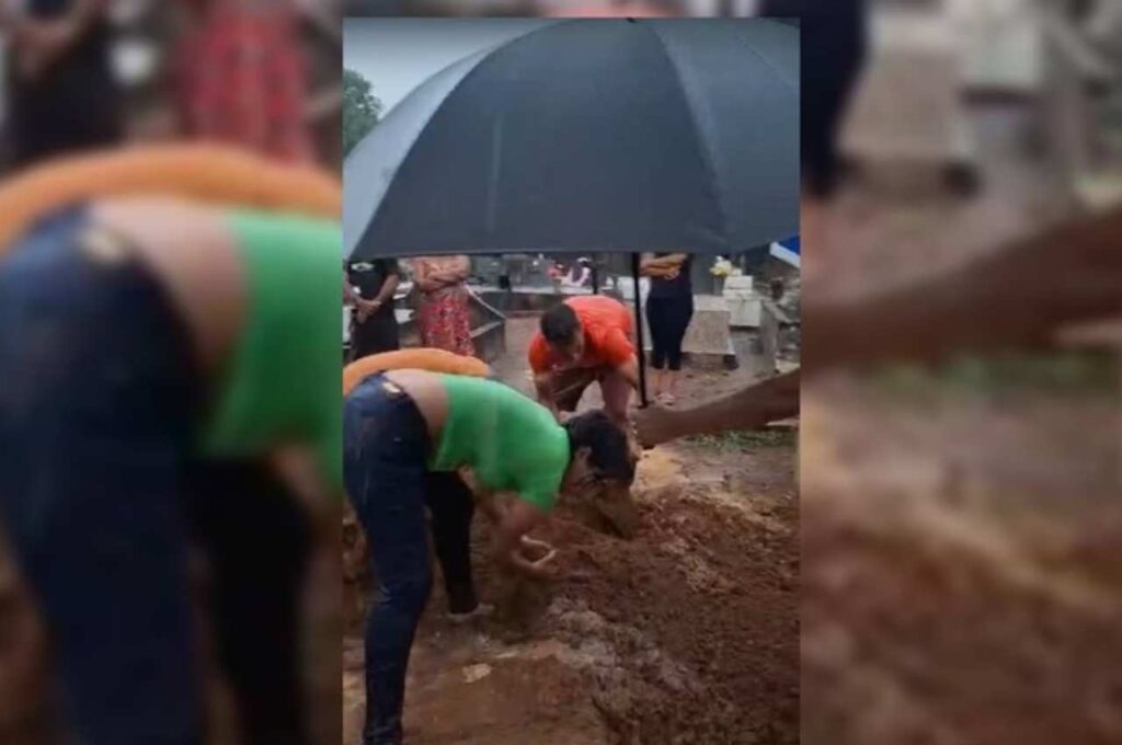 Netos enterram avó com as próprias mãos sob chuva por falta de coveiro
