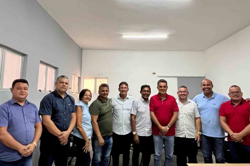 Prefeito e vice-prefeito de Branquinha se reúnem com vereadores