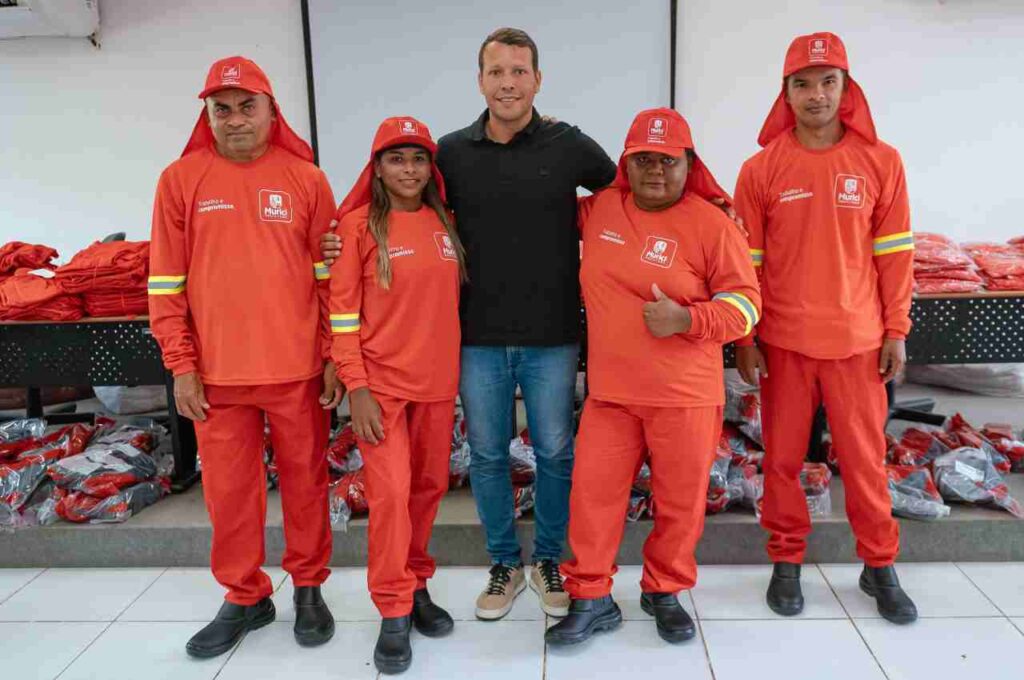 Remi Filho inicia gestão com entrega de uniformes para servidores da limpeza urbana