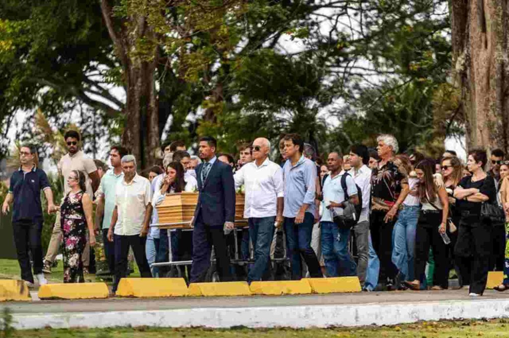 Sob forte comoção, médica alagoana é sepultada em Maceió 12 dias após incêndio