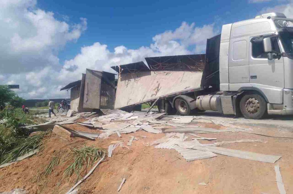 Carreta carregada de telhas tomba na BR-101, em Novo Lino