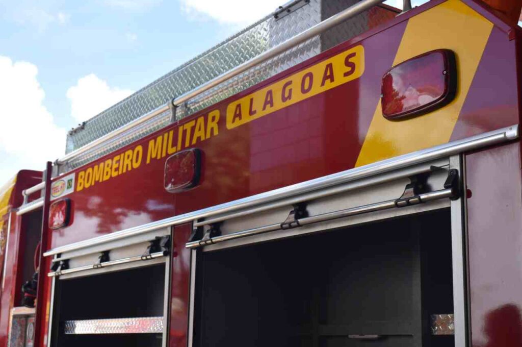 Ônibus escolar pega fogo e fica parcialmente danificado em São José da Laje