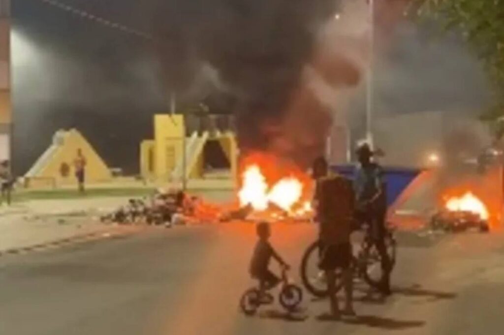 Moradores protestam após crianças e adolescente serem baleadas durante abordagem policial em Maceió