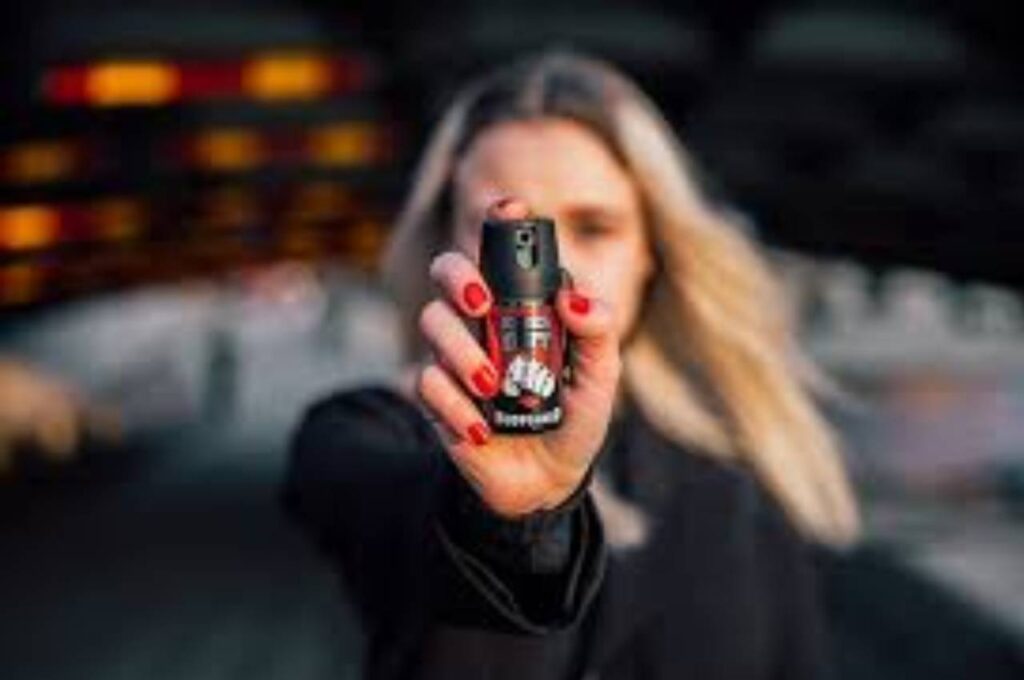 Projeto de lei em Alagoas autoriza mulheres a portar spray de pimenta e armas não letais