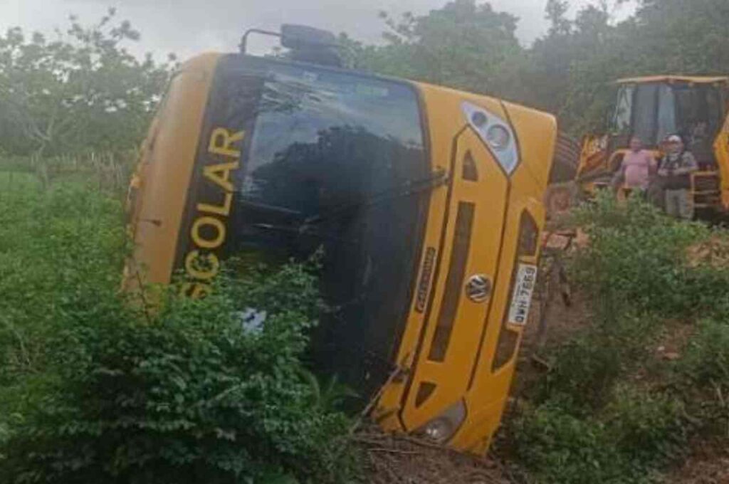 Ônibus escolar com 16 alunos tomba em estrada rural de Penedo