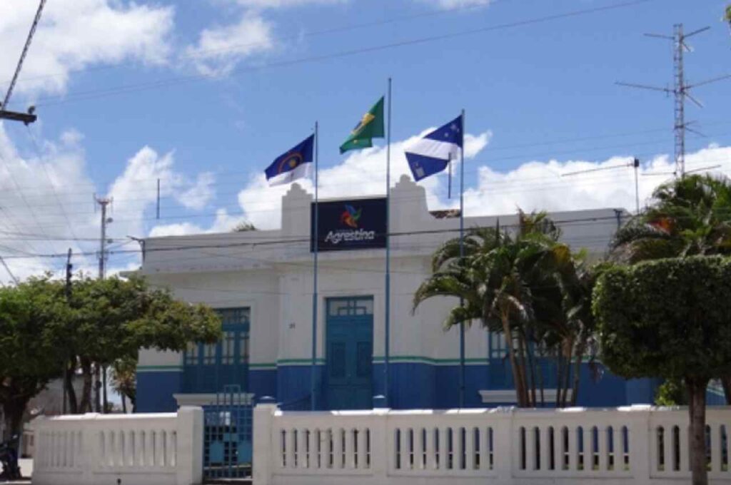 Agrestina deve investir quase um milhão em materiais escolares e uniformes para alunos da rede municipal