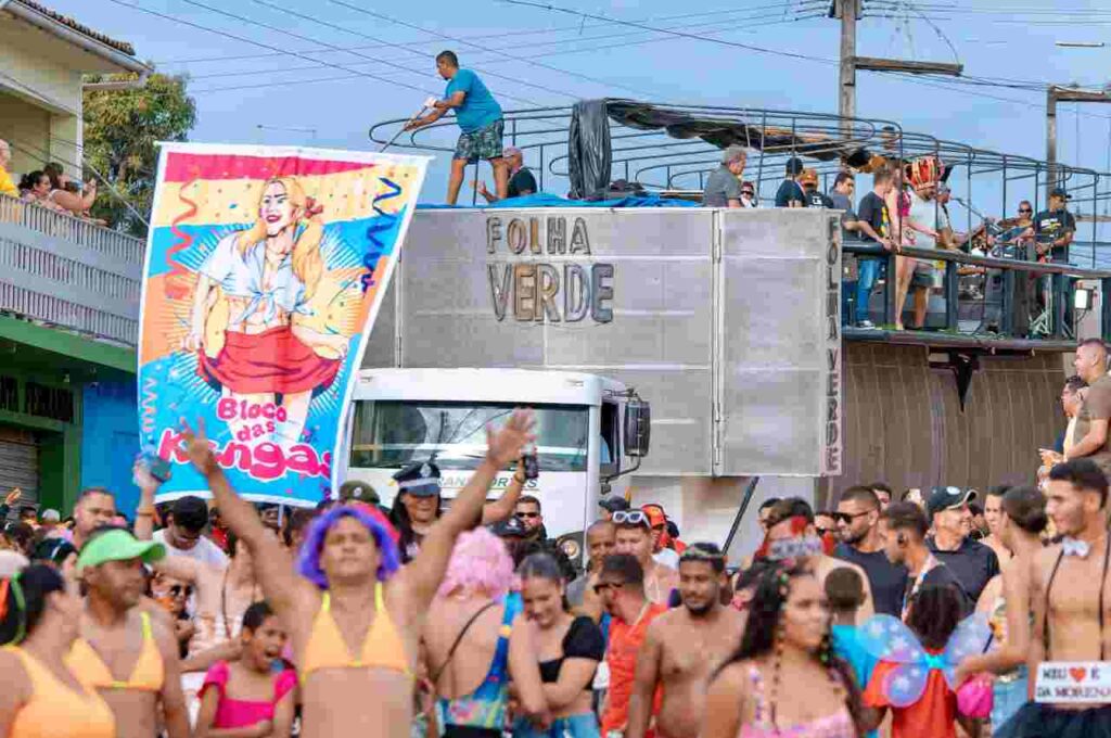 Ao som de trio elétrico, Bloco das “Kengas” leva irreverência às ruas de Murici