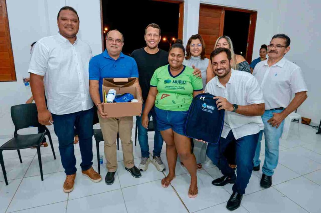 Remi Filho faz entrega de kits escolares para alunos da EJA em Murici