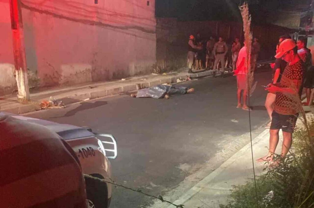 Casal é atingido por tiros enquanto voltava da igreja em Maceió; mulher morreu no local