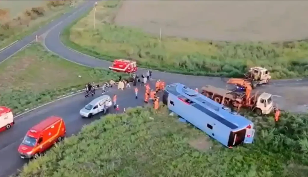 Dez morrem e 18 ficam feridos em acidente com ônibus em Minas Gerais