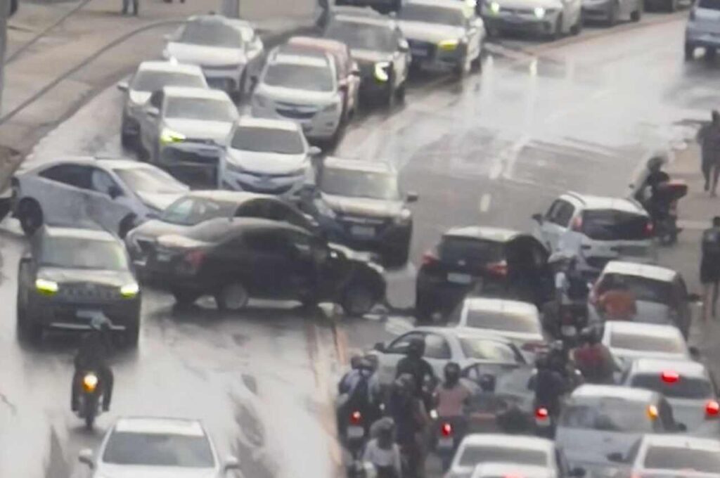 Colisão entre cinco veículos trava trânsito em avenida de Maceió