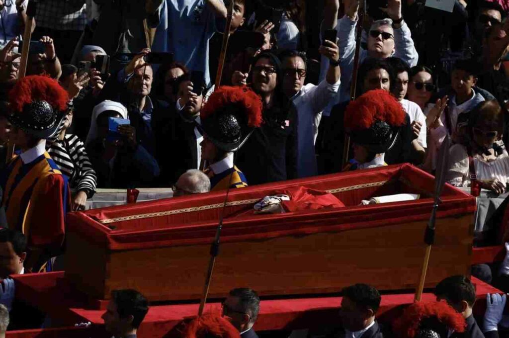 Caixão do papa Francisco será fechado nesta sexta (25)