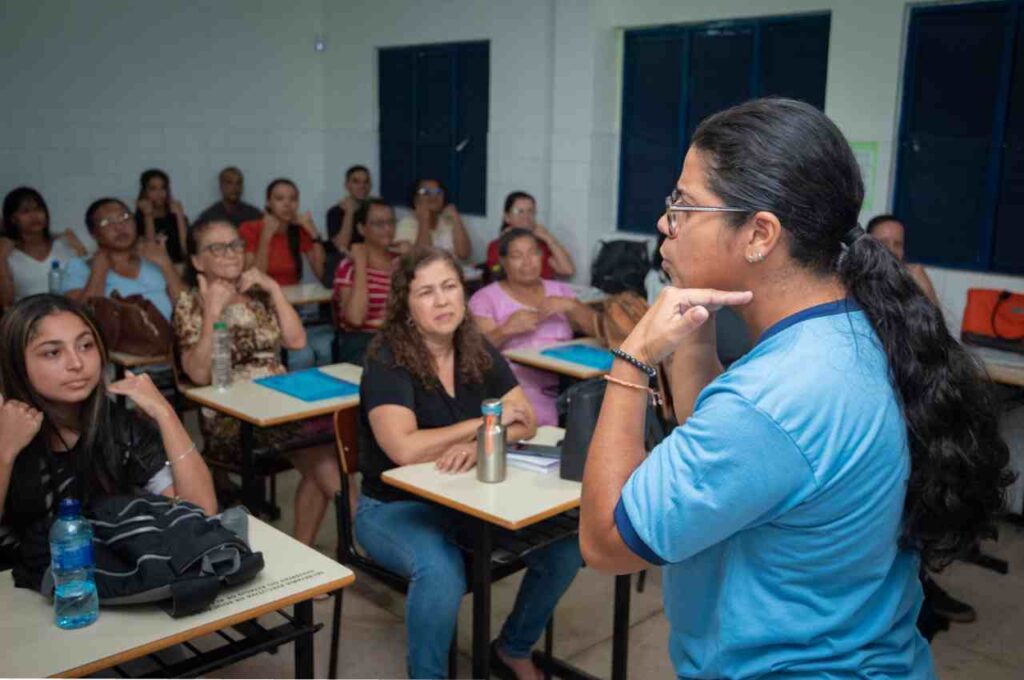 Educação abre vagas para o curso de formação para professores com foco no atendimento à pessoa surda