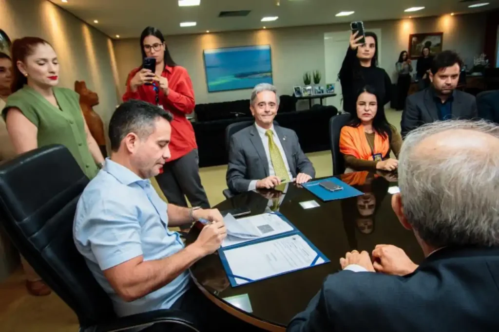 Paulo firma acordo para cartórios emitirem identidade em Alagoas