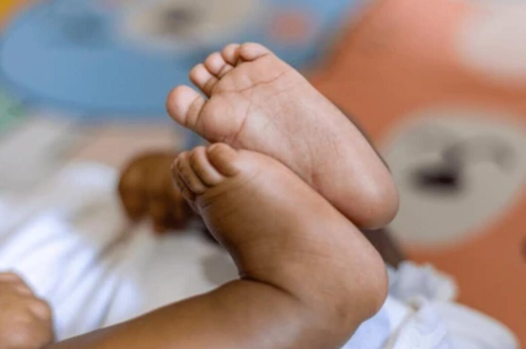 Mulher é presa por tentar vender bebê por R$ 5 mil para pagar aluguel