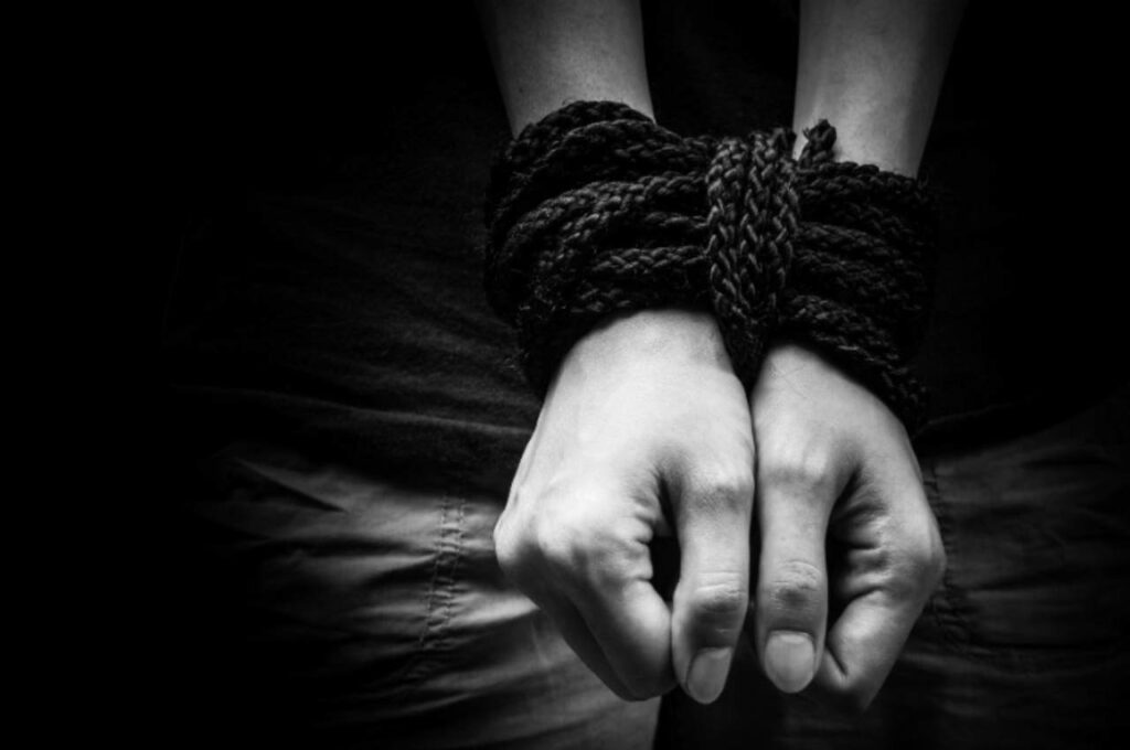 Sequestro em Arapiraca: mulher é amarrada e levada à força por suspeitos em carro