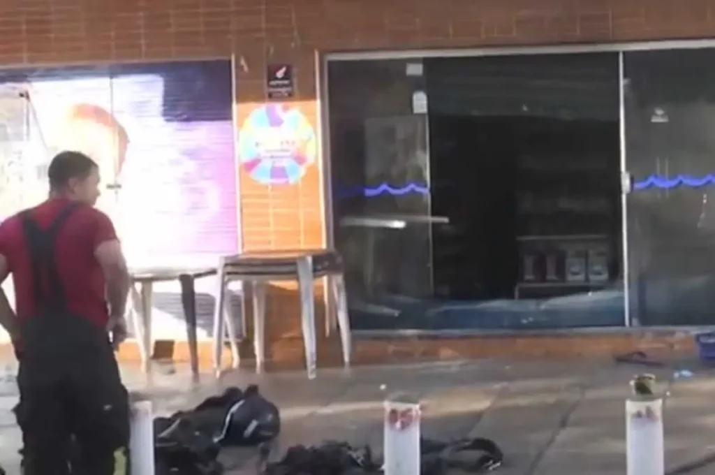 Incêndio destrói loja de produtos para piscina em Maceió e mata 10 gatos