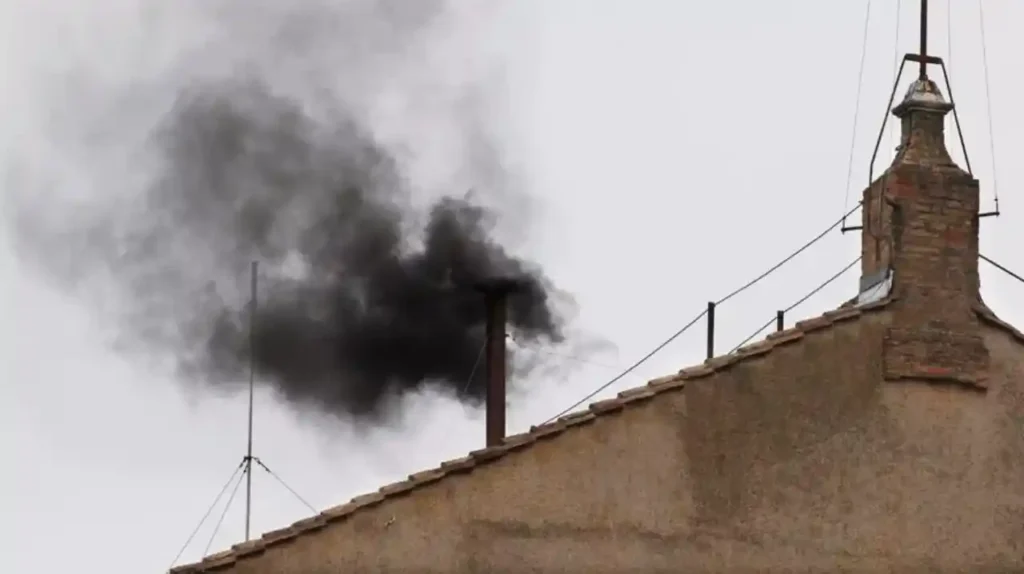 Fumaça preta no Vaticano: cardeais não chegam a acordo sobre novo Papa