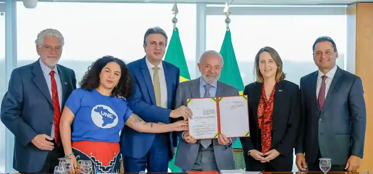 Lula segurando o decreto que define a Nova POlitica EAD - @Reprodução