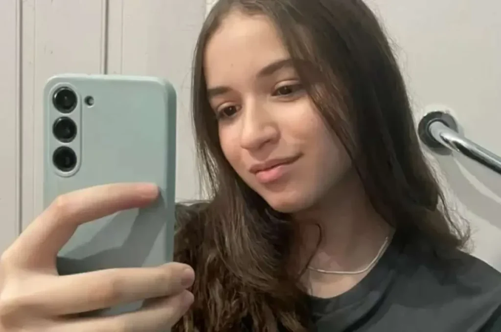 Adolescente é morta a facadas por colega após receber bilhete com “sentença de morte” em escola