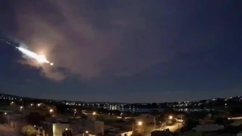 Meteoro em Minas Gerais: veja vídeos da bola de fogo que cruzou o céu