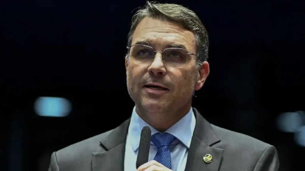 Flávio Bolsonaro entrega dossiê a enviados de Trump com ligações entre CV, PCC e Hezbollah